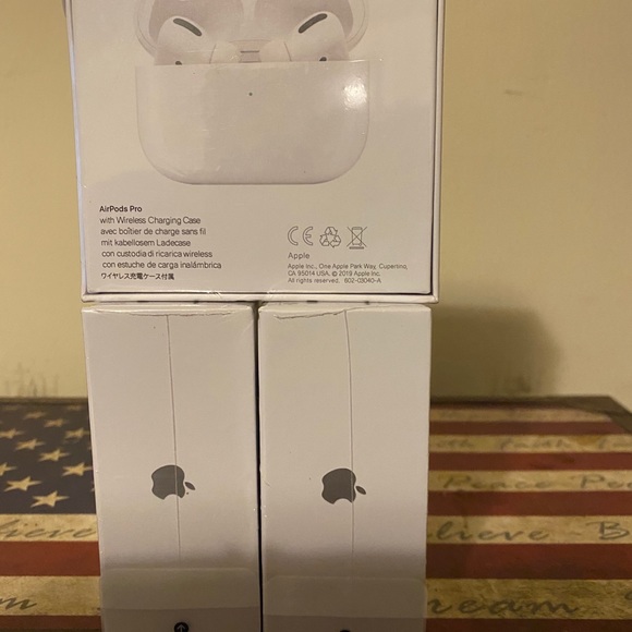 Apple AirPod Pro New - Picture 3 of 6